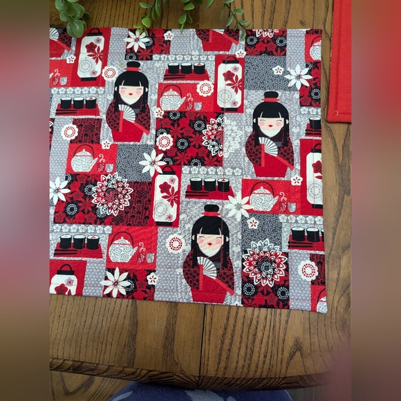 Placemats x 4. Japanese geisha girls theme. Bright red colours. - Picture 4 of 8